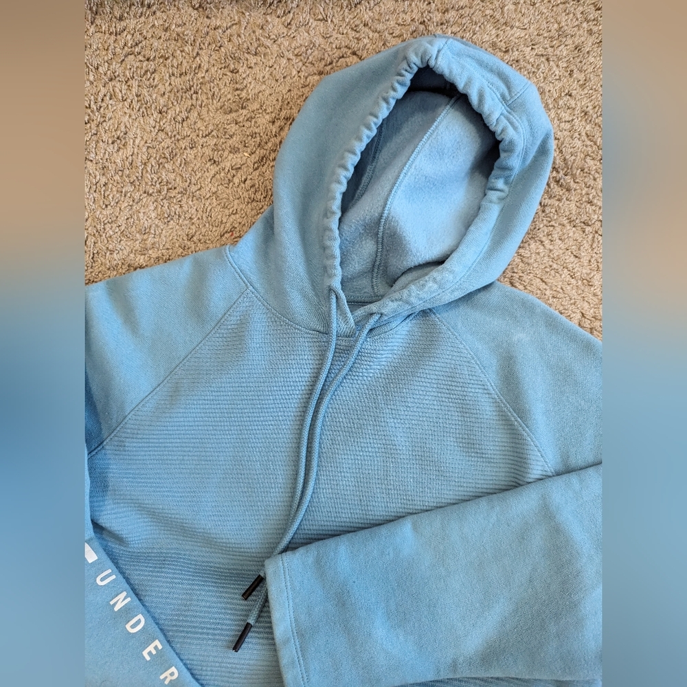 Cropped light blue under armour sweatshirt